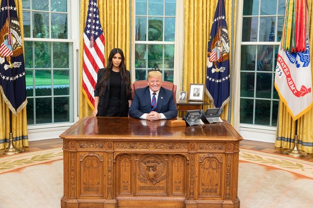 Ким Кардашьян и Дональд Трамп встретились в Овальном кабинете Белого дома | Фото: AFP