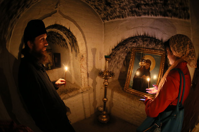 В пещерах. У иконы преподобной Досифеи — частое место для молитв | Фото: Александр Яремчук