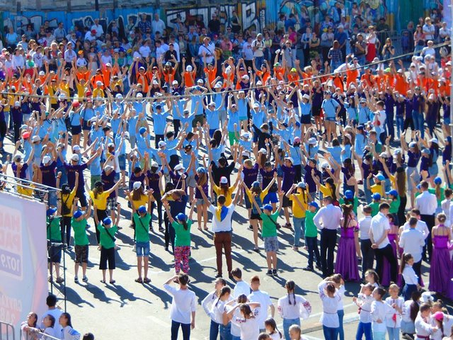Вальсировали 1032 юных танцора. Фото: facebook.com/PodilRDA