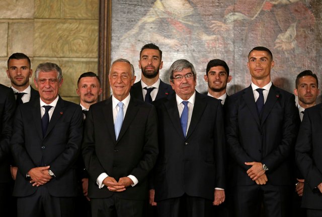 Роналду и сборная Португалии на встрече с руководством страны. Фото AFP