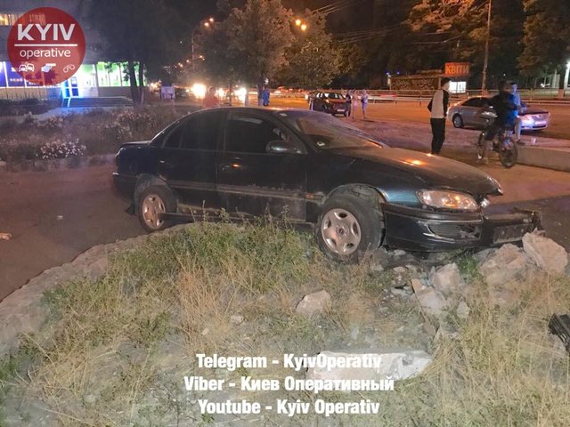 Водитель разбил авто. Фото: facebook.com/KyivOperativ