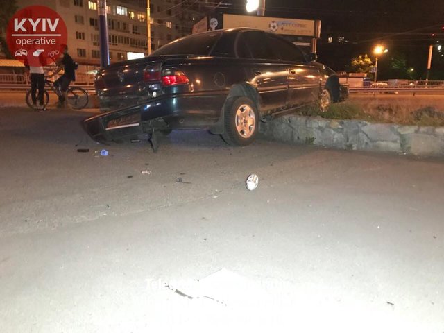 Водитель разбил авто. Фото: facebook.com/KyivOperativ