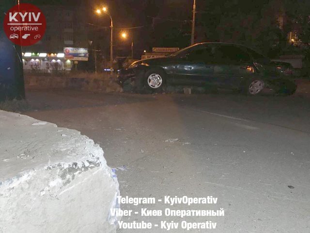 Водій розбив авто. Фото: facebook.com/KyivOperativ