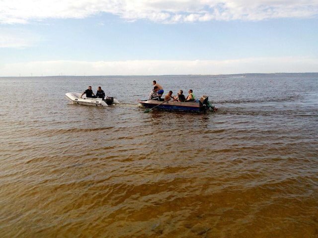 Людей с утонувшей лодки спасли. Фото: facebook.com/MNSZPO