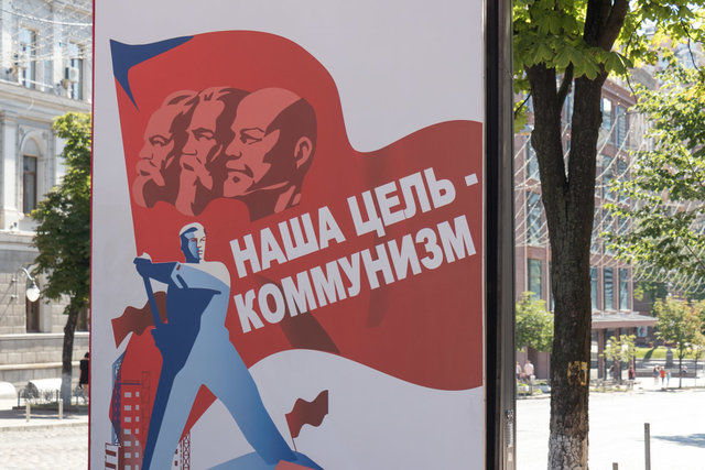 Старые плакаты и техника. Фото: kiev.informator.ua