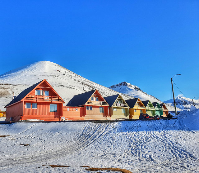 Поселок Лонгйир. Небольшие дома стоят на сваях, иначе снегом может замести до самой крыши