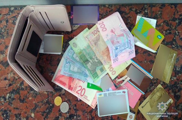 У мужчины нашли женский кошелек с деньгами и документами. Фото: kyiv.npu.gov.ua