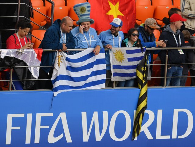 Яркие фанаты сборной Уругвая. Фото AFP