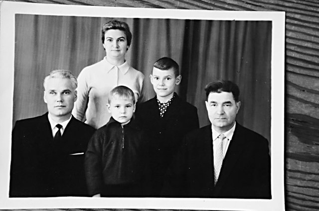 Семья Литвиненко. С супругой, сыновьями и тестем