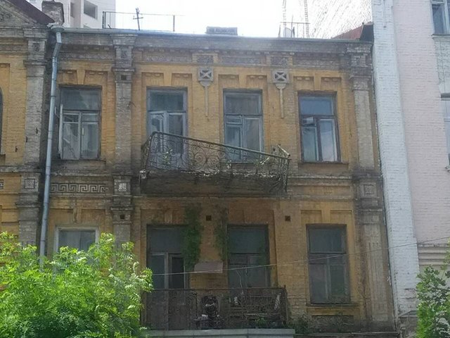Балкон чуть не упал. Фото: facebook.com/KARS.Kyiv
