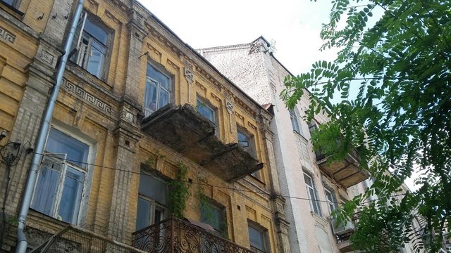 Балкон чуть не упал. Фото: facebook.com/KARS.Kyiv