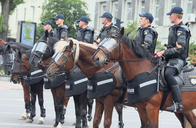 Верхом. Конная полиция была на острие защиты участников марша | Фото: Александр Яремчук