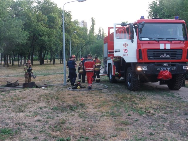 Пожар в теплотрассе. Фото: kiev.informator.ua
