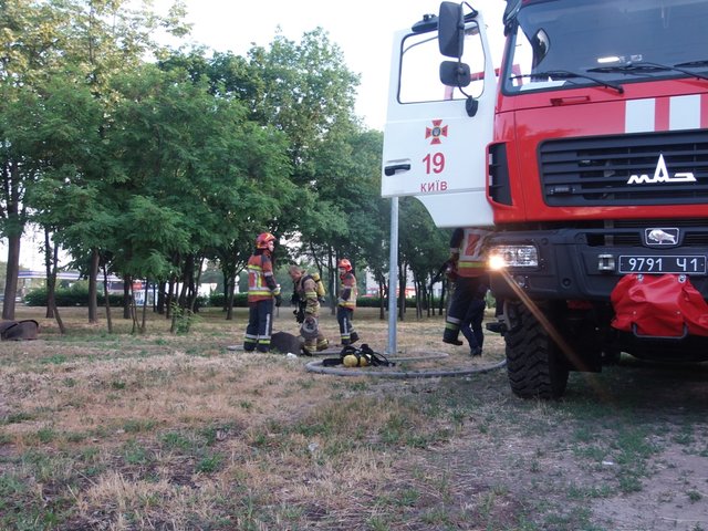 Пожежа в теплотрасі. Фото: kiev.informator.ua
