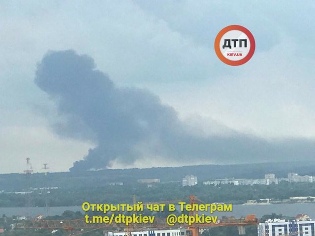 Пожар в Лесниках. Фото: facebook.com/dtp.kiev.ua