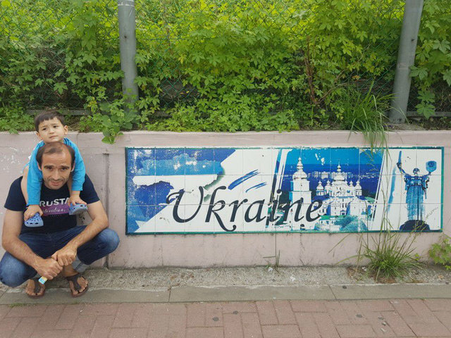 С сыном. Андрей возле баннера UKRAINE: взгрустнул о родине... Фото: архив А. Литвинова