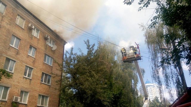 Пожежа під Києвом. Фото: facebook.com/pol.kievregion, kyivobl.dsns.gov.ua