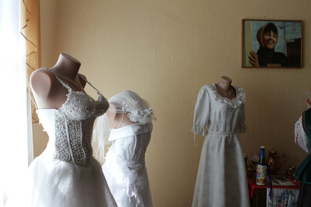 Платья и эпохи. Как менялась мода на подвенечные наряды | Фото: Анатолий Бойко