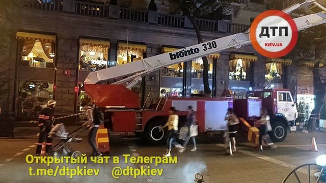 Демонтаж. При помощи автолестницы оббили куски бетона. Фото: facebook.com/dtp.kiev.ua
