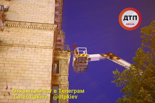 Демонтаж. При помощи автолестницы оббили куски бетона. Фото: facebook.com/dtp.kiev.ua