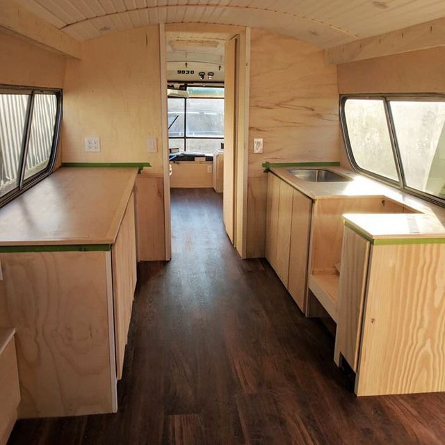 Автобус превратился в комфортный дом. Фото: instagram.com/thebustinyhome