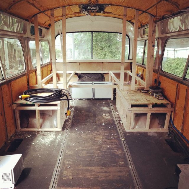 Автобус превратился в комфортный дом. Фото: instagram.com/thebustinyhome