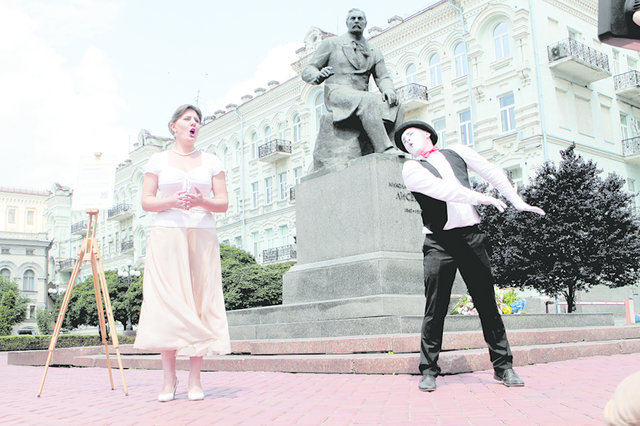 Опера. В центре города возле памятника Лысенко спели арию | Фото: Анатолий Бойко