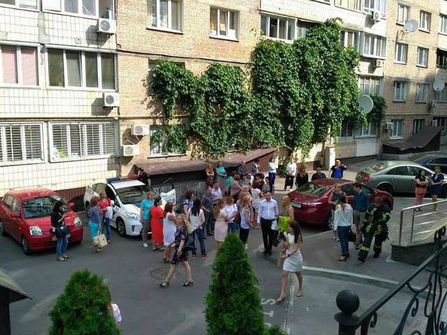 Людей вывели из здания. Фото: Oksana Lysenko