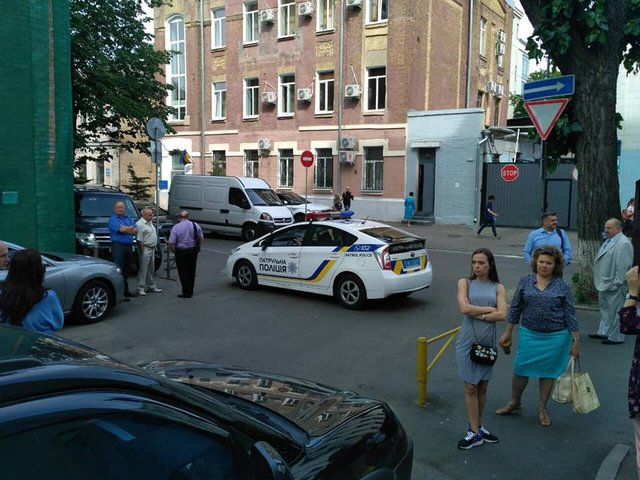 Людей вивели з будівлі. Фото: Oksana Lysenko