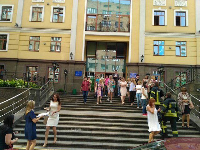 Людей вывели из здания. Фото: Oksana Lysenko