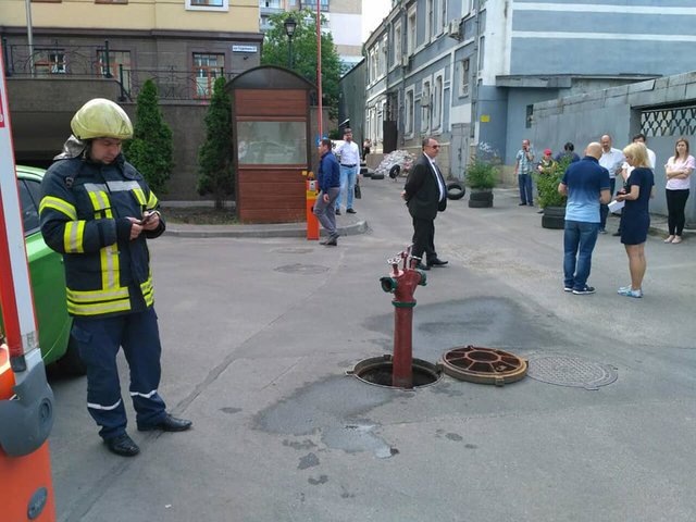 Людей вивели з будівлі. Фото: Oksana Lysenko