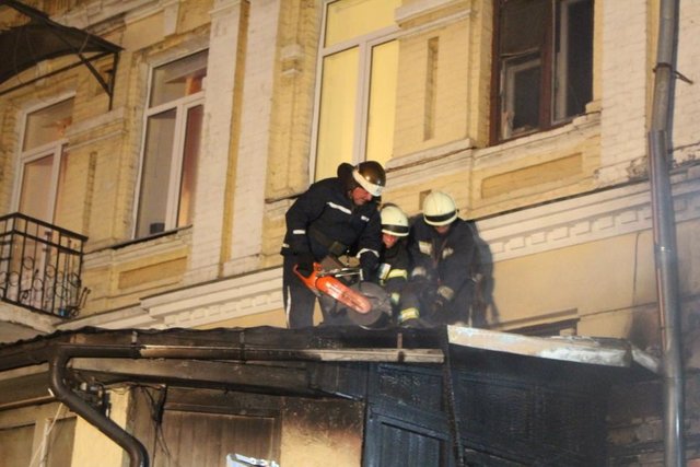 Під час гасіння пожежі на безпечну відстань вивели 15 мешканців будинку. Фото: kyiv.dsns.gov.ua