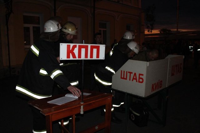 Во время тушения пожара на безопасное расстояние вывели 15 жителей дома. Фото: kyiv.dsns.gov.ua