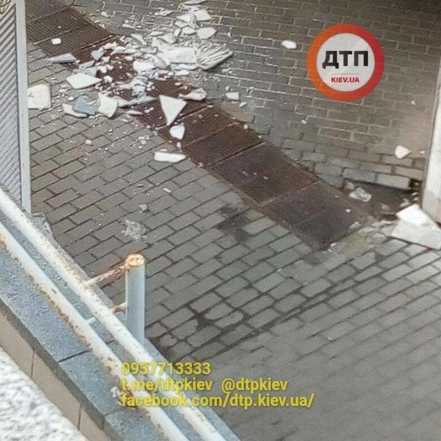 Плитка падает людям на головы. Фото: dtp.kiev.ua