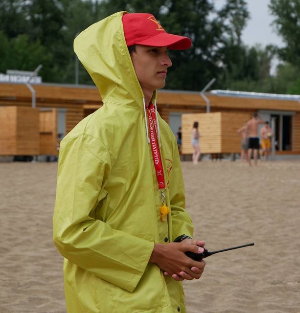 Лайфгарди залишаються на пляжі навіть в дощ. Фото: facebook.com/beachpatrolkiev