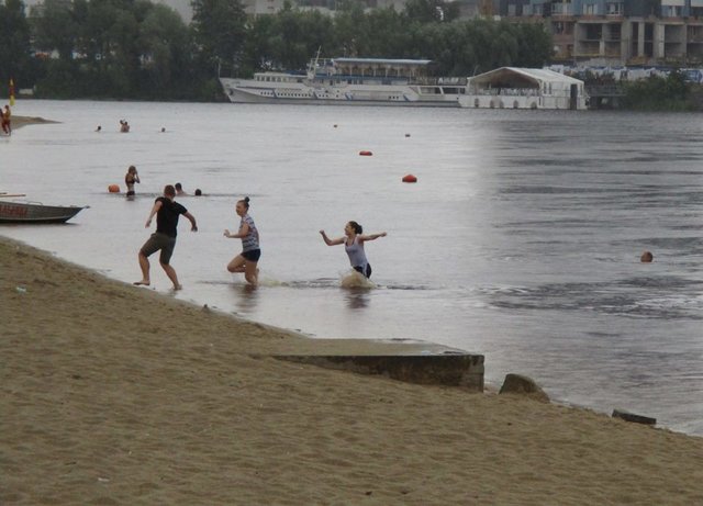 Лайфгарды остаются на пляже даже в дождь. Фото: facebook.com/beachpatrolkiev