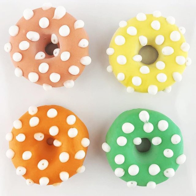 Яскраві пончики не містять шкідливих барвників | Фото: Фото: instagram.com/selva_sonali