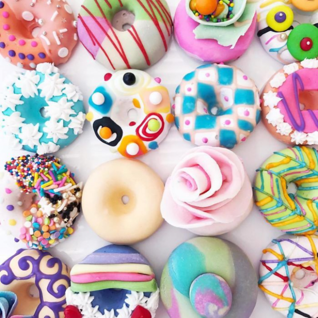 Яскраві пончики не містять шкідливих барвників | Фото: Фото: instagram.com/selva_sonali