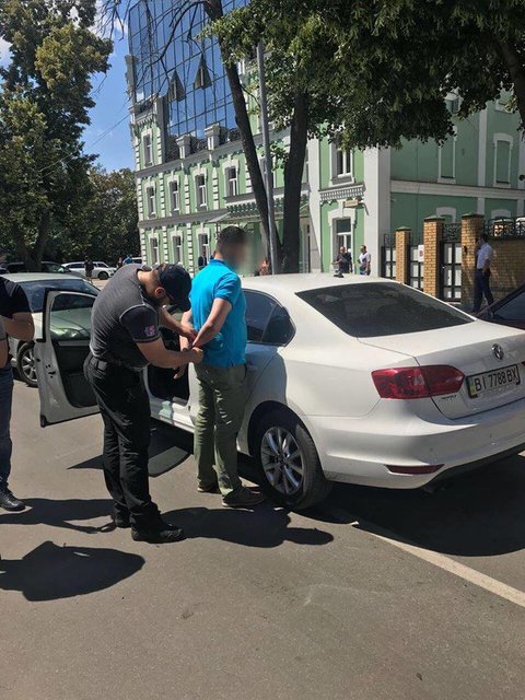 Служащего задержали сразу после получения им всей суммы взятки. Фото: facebook.com/kyiv.gp.gov.ua