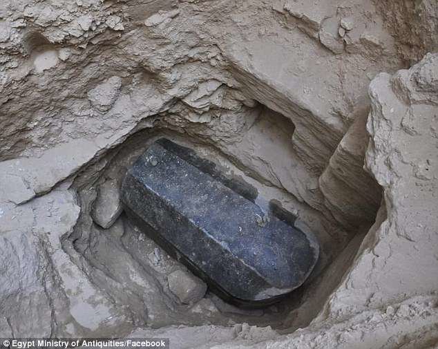 В Африці знайшли саркофаг із чорного граніту. Фото: Ministry of Antiquities в Facebook