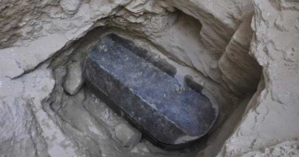 В Африке нашли саркофаг из черного гранита. Фото: Ministry of Antiquities в Facebook