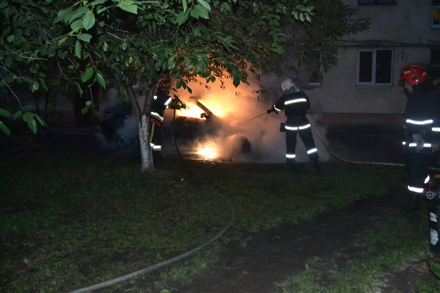 Одну з машин підпалили в Рівному. Фото:ДСНС