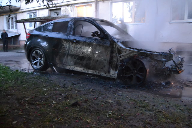 Одну их машин подожгли в Ровно. Фото: ГСЧС
