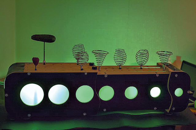 Семплер. Замість клавіш – спіралі від вінчиків, підставки для серветок, яблука і огірки. Фото з архіву А. Кобзіна