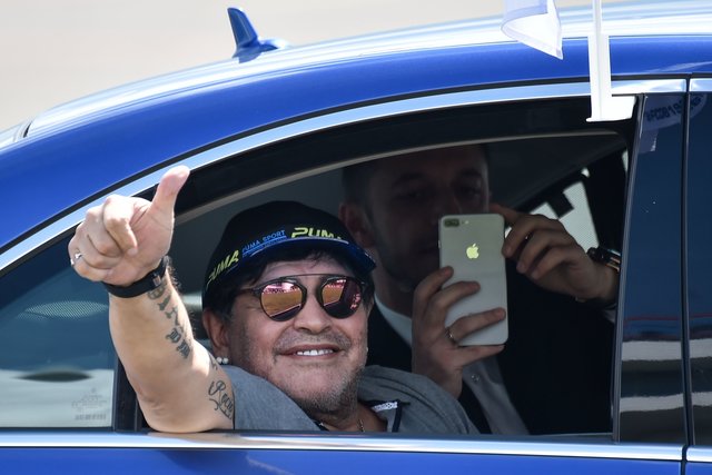 Диего Марадона прилетел в Брест. Фото AFP