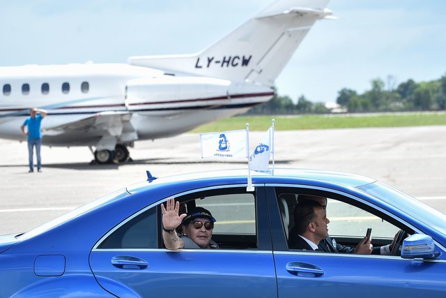 Диего Марадона прилетел в Брест. Фото AFP