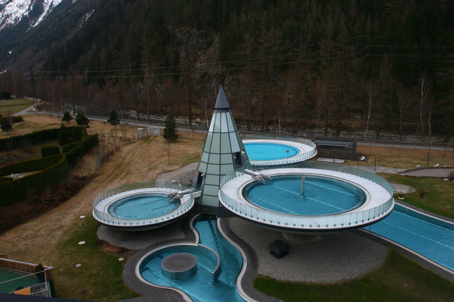Спа-курорт. Бассейны-чаши с термальной водой в отеле Aqua Dome