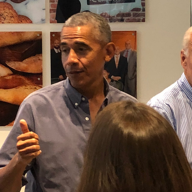 Барак Обама і Джо Байден зайшли в пекарню на каву | Фото: Фото: Instagram/ericathum