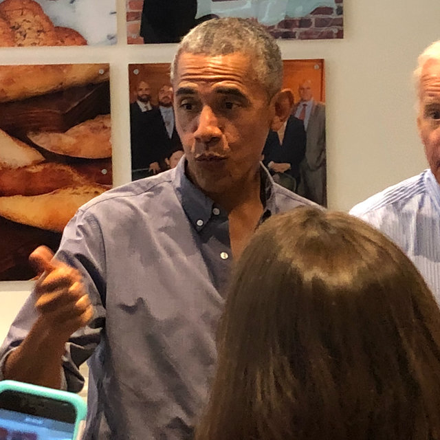 Барак Обама і Джо Байден зайшли в пекарню на каву | Фото: Фото: Instagram/ericathum