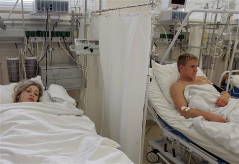 Двое пострадавших после взрыва. Фото AFP